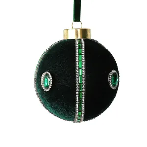 Elegante pallina di Natale in velluto verde decorata con gemme di smeraldo e strass
