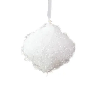 Ornement de boule de Noël blanche et duveteuse avec fibres étincelantes pour sapin.