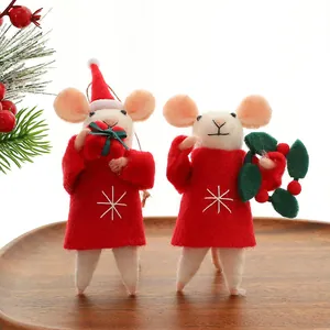 Twee handgemaakte naaldvilt kerstmuis ornamenten voor feestelijke boomdecoratie