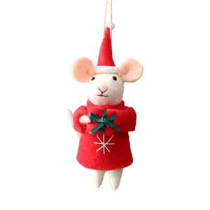 Handgemaakte muis kersthanger van wolvilt in rood feestelijk pakje met een cadeau