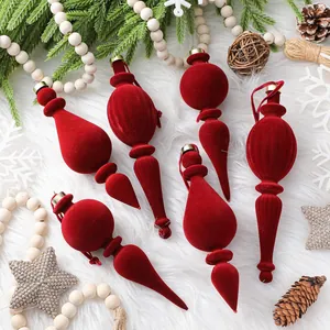 Elegante set de adornos navideños de terciopelo granate flocado en varias formas.