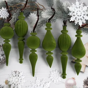 Set de adornos navideños de terciopelo verde flocado con varias formas para decorar el árbol