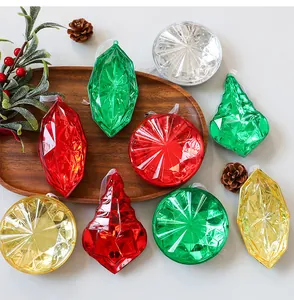 Colección de adornos navideños de gemas acrílicas facetadas multicolores sobre madera