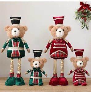 Ensemble de quatre ours en peluche casse-noisette de Noël en rouge et vert festif.