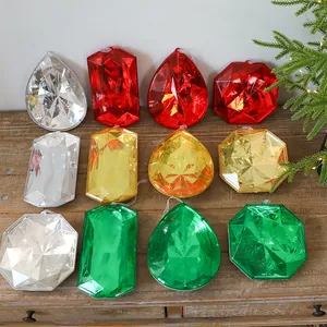 Adornos navideños de gemas acrílicas de colores variados en formas de lágrima y talladas.