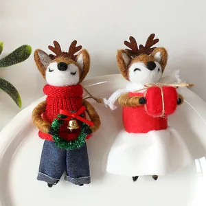 Vista detallada de figuras de renos de Navidad hechas a mano con lana fieltrada sobre plato