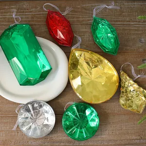 Detalle de adornos de árboles de Navidad con gemas de acrílico translúcido de colores