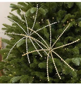 Détail d'ornements étincelants en acrylique sur un sapin de Noël vert très décoré