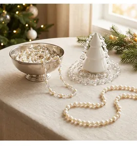 Eleganti ghirlande di perle e cristalli disposte per una tavola di Natale festosa.