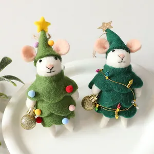 Gedetailleerde weergave van de zachte textuur van twee vilten muizen in kerstboomkostuums.