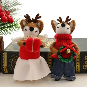 Pareja de figuras navideñas de renos de fieltro de lana hechas a mano con regalo y corona.