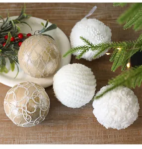 Detailaufnahme der texturierten 10cm weißen und goldenen Weihnachtskugeln für Tannen