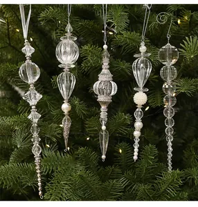 Elegante klare Acryl-Eiszapfen-Ornamente mit Perlen an einem Weihnachtsbaum hängend