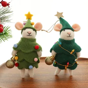 Paar handgemaakte Kerst vilt muis ornamenten met feestelijke kerstboom kostuums
