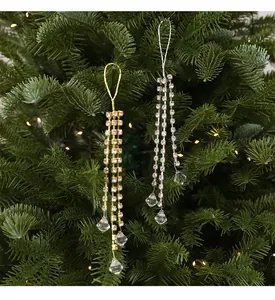 Glands étincelants en gemmes acryliques sur un sapin de Noël avec lumières chaudes