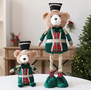 Gros plan détaillé des ours en peluche de Noël en velours vert et à carreaux rouges.