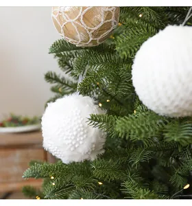 Detailansicht der 10 cm großen weißen flauschigen Weihnachtskugel mit Perlen