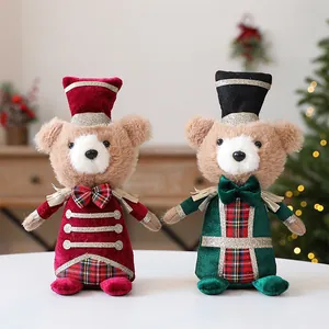 Deux ours en peluche de Noël vêtus de costumes de soldat festifs rouges et verts
