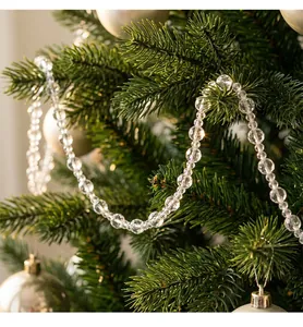 Dettaglio macro di una ghirlanda di perline di cristallo su un albero di Natale