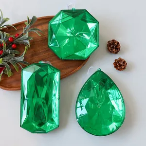 Detalle de adornos para árboles de Navidad de piedras verdes de acrílico talladas