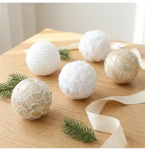 Detailansicht verschiedener 10-cm-Weihnachtskugeln mit Glitzer und floralen Texturen.