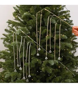 Détail rapproché de branches décoratives en cristal acrylique sur un sapin de Noël