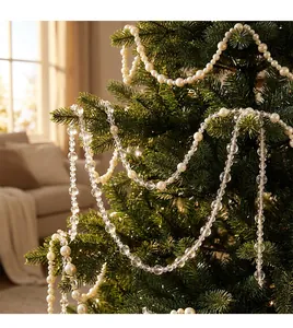 Dettaglio di eleganti ghirlande di perle e cristalli su un albero di Natale
