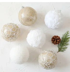 Detailansicht verschiedener weißer und champagnerfarbener 10 cm Weihnachtskugeln mit Textur