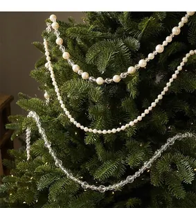 Vista dettagliata della ghirlanda di perle e cristalli su un albero di Natale