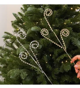Gros plan de branches en gemmes acryliques sur un sapin pour une décoration de Noël DIY.