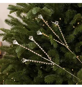 Détail d'une branche de diamant en acrylique argenté sur un sapin de Noël festif