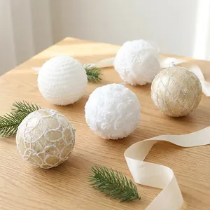 Elegante 10cm Weihnachtskugeln Set in Weiß und Champagner mit Glitzer und Texturen