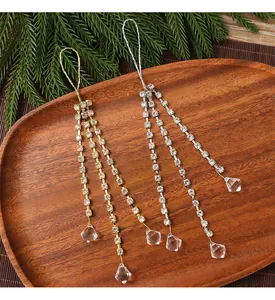 Détails des décorations de Noël argentées et dorées avec chaînes de strass étincelantes