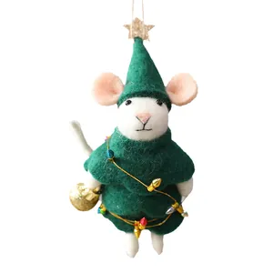 Schattige handgemaakte kerstmuis van wolvilt voor feestelijke kerstboomdecoratie