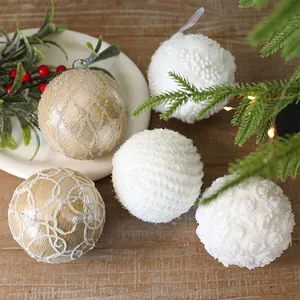 Set aus 10 cm großen Weihnachtskugel-Anhängern mit Pailletten und Schaumstoff-Texturen.