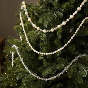 Elegante ghirlanda di perle e cristalli sfaccettati per l'albero di Natale festivo.