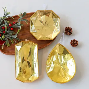 Adornos de piedras preciosas de acrílico facetado dorado para el árbol de Navidad.