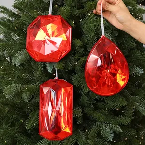 Adornos de árbol de Navidad de gemas acrílicas rojas translúcidas en tres formas.