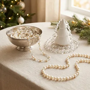 Elegante ghirlanda natalizia di perle e cristalli per decorazione di alberi e tavoli