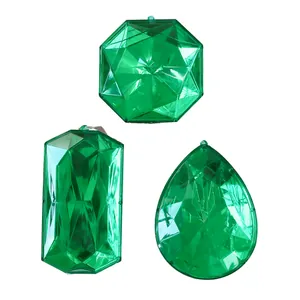 Juego de tres adornos navideños de gemas de acrílico translúcido verde tallado a mano