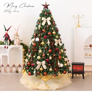 Gezellig interieur met een versierde PVC-kerstboom met gouden strikken en verlichting.