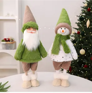 Paar pluche kerstpoppen met kerstman en sneeuwpop tegen een feestelijke kerstachtergrond