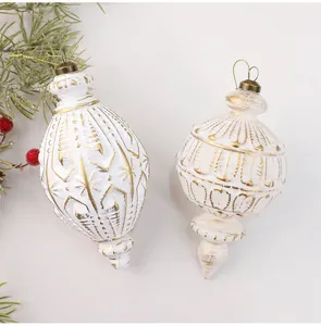 Antike weiß-goldene Christbaumkugeln in Tropfen- und Kugelform für Deko