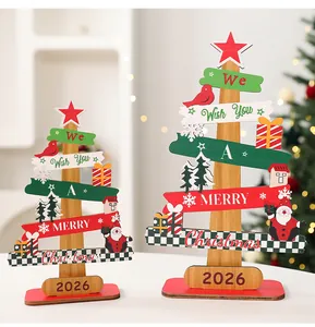 Detailansicht von zwei hölzernen Weihnachtsbaum-Tischdekorationen für 2026 mit festlichen Motiven