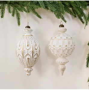 Nahaufnahme von weißen und goldenen antiken Weihnachtskugeln an Tannenzweigen