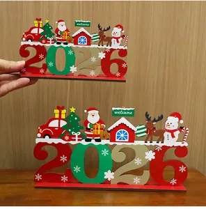 Detailansicht der 2026 Weihnachtsdekoration aus Holz mit Weihnachtsmann und Rentier.