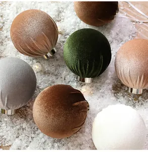 Dettaglio di palline di Natale in velluto multicolore su sfondo di neve artificiale
