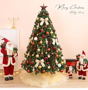 Grote versierde PVC-kerstboom met gouden strikken en kerstmanfiguren voor de woonkamer