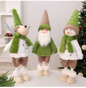Set kerstpluche poppen met kerstman, rendier en sneeuwpop met groene sjaals voor feestelijke decoratie.