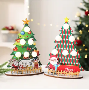 Detail von hölzernen Christbaum-Ornamenten mit warmen LED-Lichtern für die Weihnachtsdeko